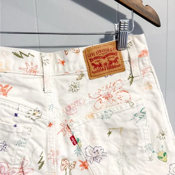 Levi’s High Waisted Space Doodle Mom Shorts - Picture 9 of 10